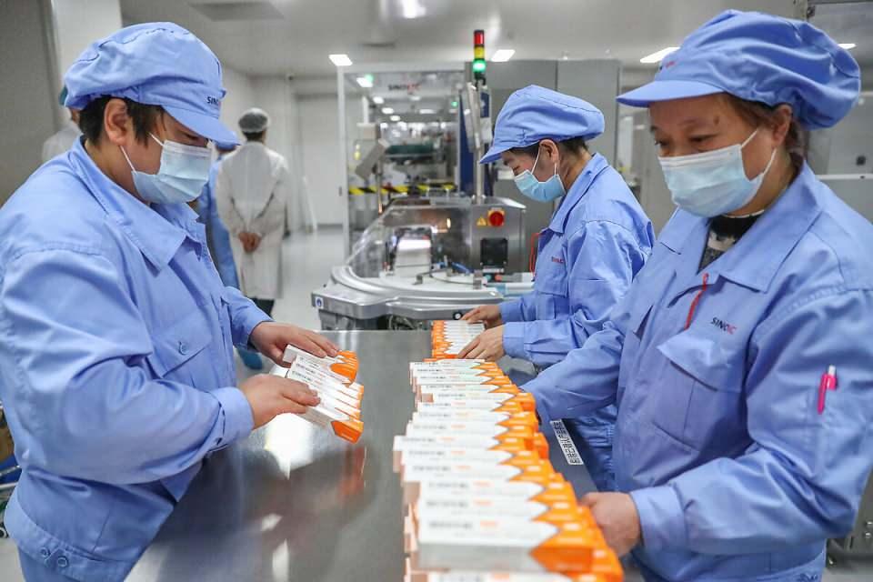 <p>Yeni tip koronavirüs COVID-19 salgını ile mücadelede kullanılan aşılardan Sinovac, firmanın Çin'in başkenti Pekin'deki tesislernde üretiliyor.</p>
