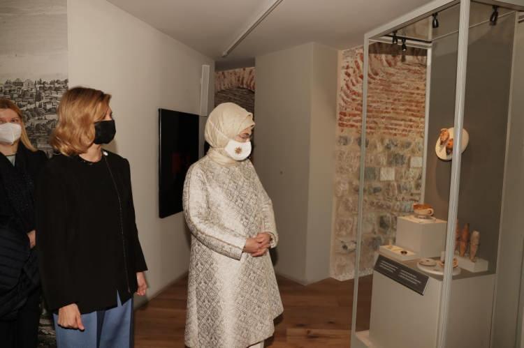 <p>Emine Erdoğan ve Olena Zelenska, Beyoğlu Belediyesi tarafından Galata Kulesi'nde Ukraynaca sesli rehberin hizmete alınması dolayısıyla kulenin Seyir Terası'nda d&uuml;zenlenen programa katıldı. Programda konuşan Emine Erdoğan, Galata Kulesi'nin İstanbul'un b&uuml;y&uuml;l&uuml; duraklarından biri olduğunu, y&uuml;zyıllar &ouml;nce Hezarfen Ahmed &Ccedil;elebi'nin u&ccedil;uş denemeleri yaptığı kulenin tarihten kıymetli bir yadigar, hikaye ve efsaneleriyle bir sembol olduğunu ifade etti.</p>
