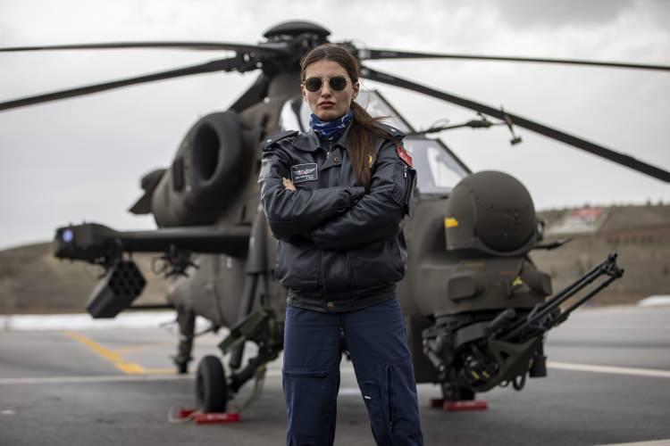 <p>Pilot Komiser Yardımcısı Özge Karabulut, Türkiye'nin ilk kadın taarruz helikopter pilotu olarak tarihe geçti. </p>
