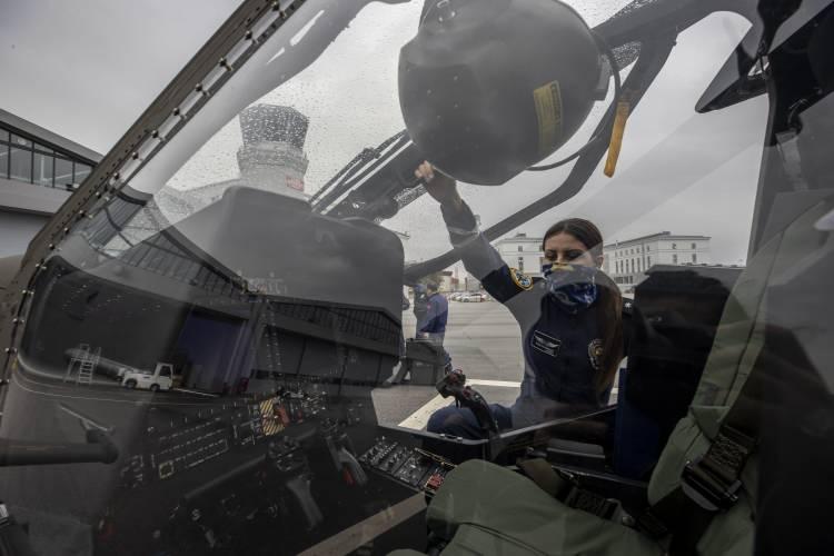 <p>Aynı zamanda Emniyet Havacılık Daire Başkanlığında Atak helikopterini kullanan personel konusunda da ilk yaşandı. Başkanlık bünyesinde görev yapan 28 yaşındaki Pilot Komiser Yardımcısı Özge Karabulut, 9 haftalık eğitimleri başarıyla tamamlayarak Atak helikopterinin kokpitine oturmayı hak etti.</p>