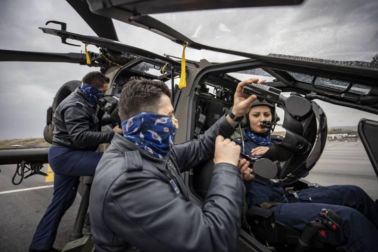 <p>Karabulut, bu başarısıyla Türkiye'nin ilk kadın taarruz helikopter pilotu olarak tarihe geçti.</p>