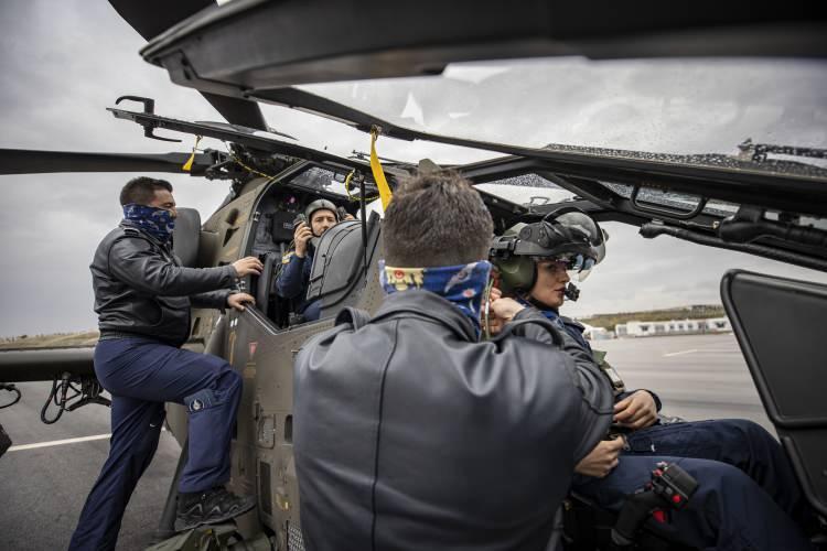 <p><strong>"ATAK PİLOTU OLDUĞUM İÇİN GURURLUYUM"</strong></p>

<p>Pilot Komiser Yardımcısı Özge Karabulut, AA muhabirine, mesleğe komiser yardımcısı olarak başladığını, daha sonra Havacılık Daire Başkanlığının pilotaj sınavında başarı göstererek eğitimlere katılmaya hak kazandığını söyledi.</p>

