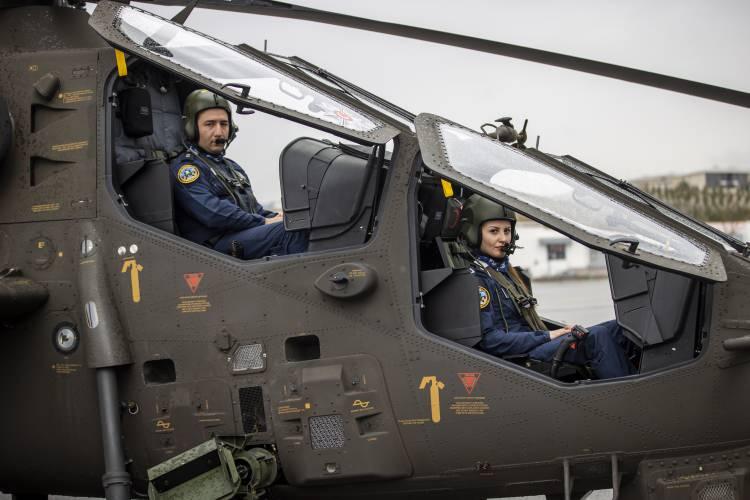 <p>Pilotaj eğitiminin ardından Bell 429 ve Atak helikopterlerinin intibak eğitimlerini de başarıyla tamamladığını belirten Karabulut, son 2 yılı pilot olmak üzere 4 yıldır Emniyet Teşkilatında görev yaptığını söyledi.</p>
