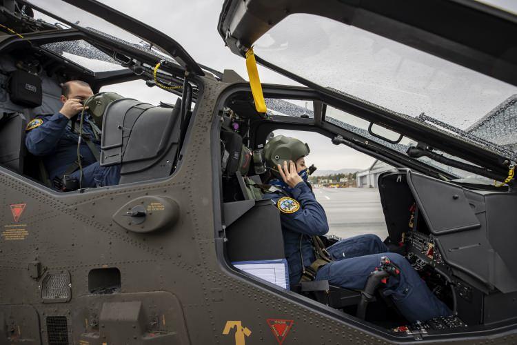 <p>Dünya üzerinde ilk kez bir polis teşkilatının, görev konseptini değiştirerek taarruz helikopterini envanterine kattığına ve bu alanda pilotlar yetiştirdiğine dikkati çeken Karabulut, <strong>"Ben de Atak pilotu olduğum için gururluyum. Türkiye'nin ilk kadın taarruz helikopter pilotu olmaktan, bu görevi ifa etmekten ayrıca gurur duymaktayım."</strong> dedi.</p>