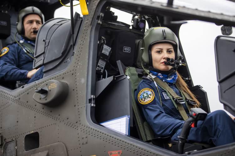 <p><strong>"HELİKOPTERİMİZ GÜCÜMÜZE GÜÇ KATMAKTA"</strong></p>

<p>Atak helikopterinin "tandem" adı verilen kokpit dizaynına sahip olduğunu, önde "gunner", arkada kaptanın oturduğunu dile getiren Karabulut, "Gece ve gündüz görüntüleme flir sistemiyle uzun menzillerde hedef teşhisi ve tespiti yapabilmekteyiz. Bu anlamda helikopterimiz görev konsepti açısından gücümüze güç katmaktadır." dedi.</p>
