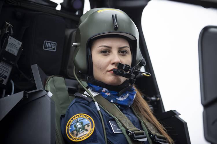<p>Göreve çıkarken öncelikle dikkat ettikleri hususun disiplin olduğunu söyleyen Karabulut, <strong>"Gurur verici bir şey, heyecanlı. Türk Polis Teşkilatının ana amacı olan kamu güvenliğini sağlamak ve vatan topraklarını korumak için 'gökyüzü polisleri' olarak 7 gün 24 saat görev başındayız. Bu anlamda daima 'Atak' ve hazır şekilde görevimizi ifa ediyoruz."</strong> ifadelerini kullandı.</p>
