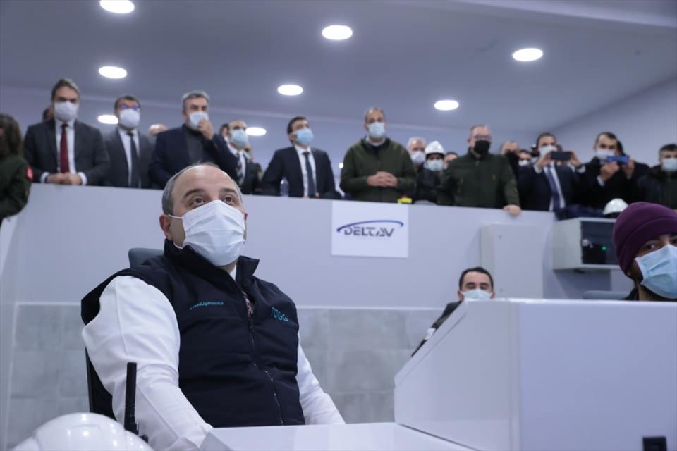 <p>Sıvı oksijen oksitlemeli hibrit motor teknolojisinin çok önem verdikleri yeni bir teknoloji olduğunu aktaran Varank, ateşlemeleri başarıyla gerçekleştirdiklerini, bu süreçte heyecan ve mutluluk duyduklarını da ifade etti.</p>
<p> </p>