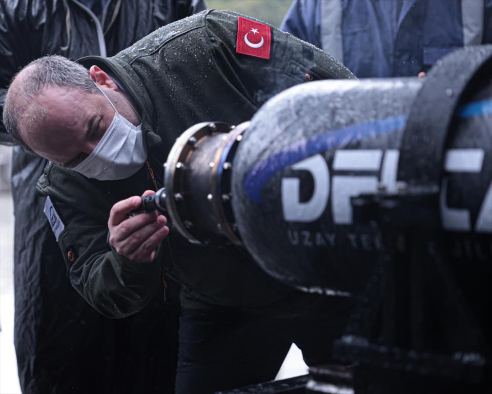 <p> İstediğimiz ateşleme sürelerini elde ettik. İstediğimiz itki kuvvetlerini elde ettik. Tam başarı olduğunu söyleyebiliriz. Ay motorunun testleri bundan sonra hızlanarak devam edecek. Bugün belki ilk testlerinden birini yaptık. </p>