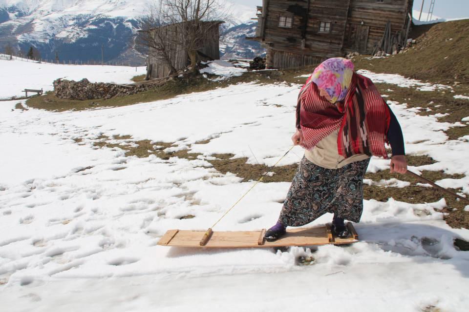 <p>İkizdere'nin Meşeköy köyünde yıllarca ulaşım aracı olarak kullanılan tahta kayaklar eğlence aracı oldu. </p>
