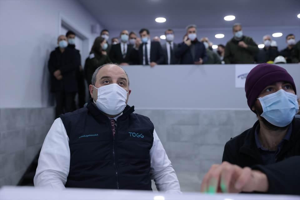 <p> Arif Hocamız (Karabeyoğlu) tüm bu süreçleri yürütüyor. Bugün iki ateşlemeye şahitlik ettik. Bir tanesi 635 milimetrelik Sonda roketinin, önümüzdeki ay fırlatması yapılacak motorun buradaki ateşlemesine şahitlik ettik. </p>