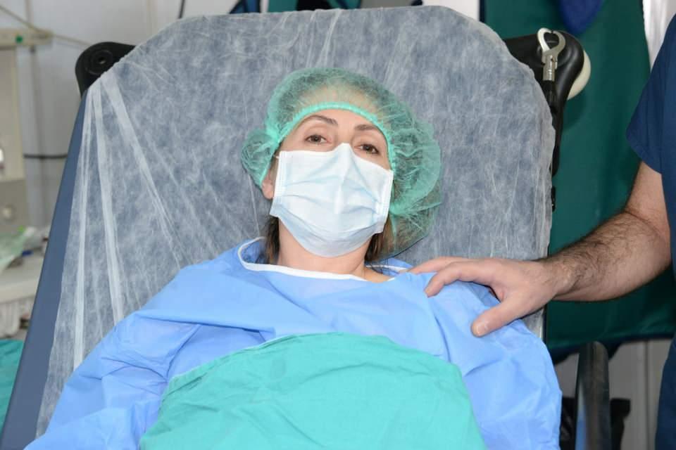 <p>Akdağ, "Kök hücre, Türkiye'de de dünyada da yeni bir tedavi modeli. Birçok alanda uygulanıyor. Sadece ortopedik alanlarda değil, değişik alanlarda da kullanılıyor. Hatta iç kulakta dahi bazı denemeler var. Bugün burada dize uygulanan yöntem, artık ispatlanmış ve gerçekten etkili olmakla beraber aynı zamanda kolay bir metot. Yani çok ciddi bir rahatsızlık vermeden hastanın kısa sürede taburcu olabileceği bir süreç. Dolayısıyla biz Dicle Üniversitesi Hastaneleri olarak bu tip yeni hizmetlerle beraber hızlı bir şekilde, güncellenmiş ve desteklenmiş tedavi modelleriyle hizmete devam edeceğiz. Belli dönemlerde Diyarbakır'dan, batıda özellikle İstanbul olsun, Ankara olsun belli merkezlere çok yoğun bir sevk yaşanıyordu. Sadece anestezide değil, genel cerrahide, yakın zamanda organ transplantasyonları, onu da buradan haber vermiş olayım, böbrek olsun, beraberinde karaciğer olsun, biyonik kulaklar olsun, hatta Irak'tan ve Suriye'den gelen sağlık turizmiyle beraber hastalarımız var. </p>