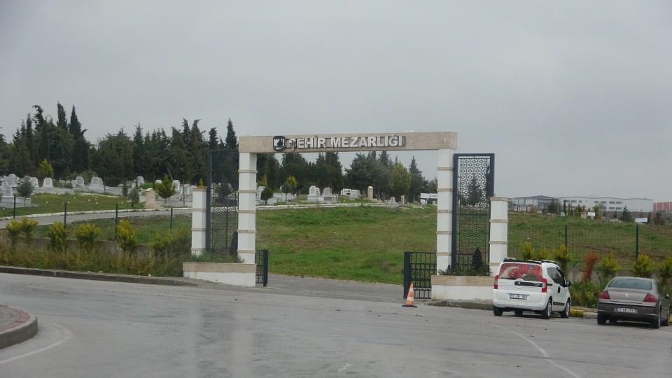 <p><strong>Yanlış hasta sevki iddiası</strong><br />
</p>
<p>Yaşanan süreci anlatan Recep Çelik’in oğlu Hilmi Çelik, “Babamın yoğun bakıma yatması gerekiyormuş Çanakkale Onsekiz Mart Üniversitesi (ÇOMÜ) Sağlık, Uygulama ve Araştırma Hastanesi’nde yer yok.</p>
