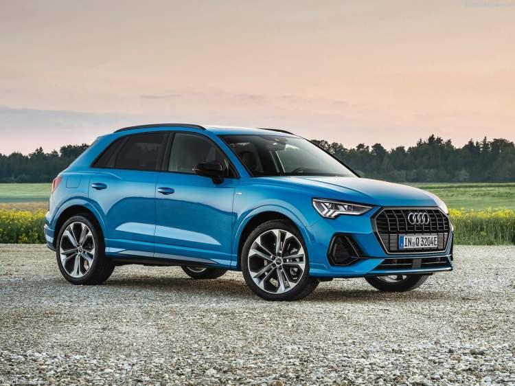 <p>Audi Q3 ayrıca dört 360 derece kamera sayesinde manevra yapmayı kolaylaştırıyor. Bu kameralar bilgi-eğlence ekranında SUV'nin çevresini gösteriyor. Park asistan sistemi sayesinde ise otomobili otomatik olarak park alanlarına girip çıkarabiliyor. </p>