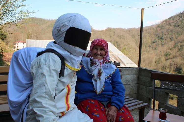 <p>Rize’de kıl çorap, lastik ayakkabı ve arıcı kıyafeti giyip, motosiklet kaskı takarak kendilerini astronota benzeten 4 gencin ünü, kısa sürede ülke sınırlarını aştı. </p>