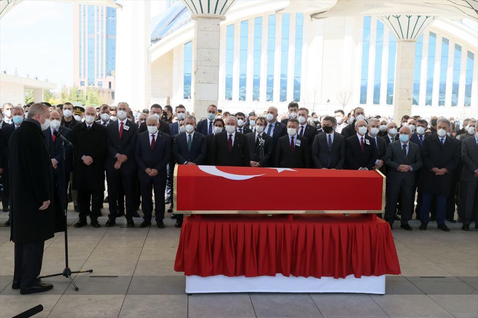 <p>Erdoğan cenaze namazının ardından yaptığı konuşmada, " Yıldırım Bey'in en büyük özelliği tevazu idi" dedi.</p>

<p> </p>
