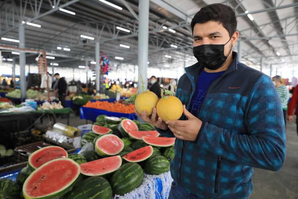 <div>Müşteri daha rahat alabiliyor. Bir çeyrek 15 TL, yarım olursa 25-30 arası satılıyor. Talep görüyor. Gün içinde 100 çeyrek satıyorum" dedi. Arda Ünal, anne adaylarının da karpuz almak için geldiğini, onlara da 1 dilim ikram ettiğini söyledi.</div>
<div> </div>
<div> </div>