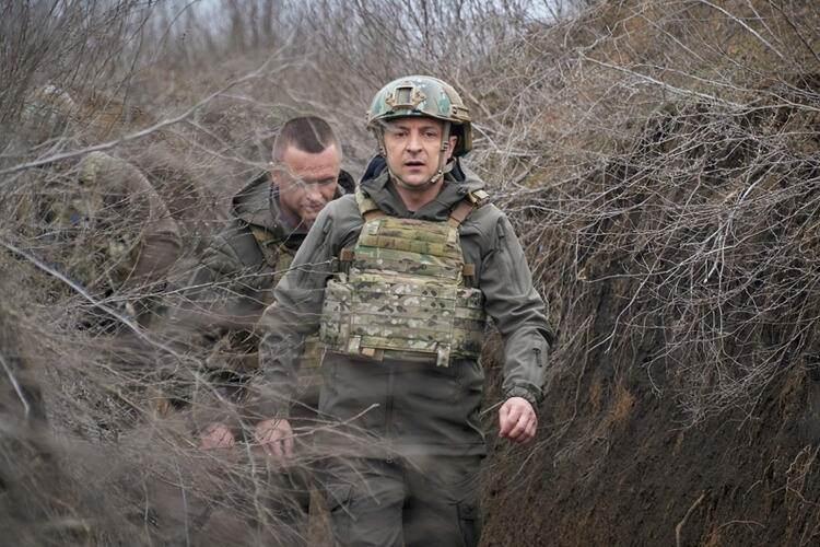<p>Ukrayna lideri Vladimir Zelenskiy de hafta içinde Donbas cephesine bir ziyaret gerçekleştirmiş ve Twitter hesabından "Başkomutan olarak bu zor zamanlarda Donbas’ta askerlerimizin yanında olmak istiyorum" mesajını paylaşmıştı.</p>
<p> </p>