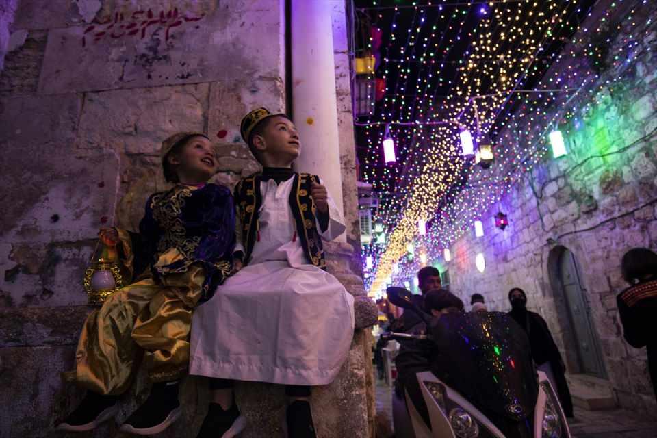 <p>Kudüs'te, Mescid-i Aksa'ya çıkan Eski Kudüs bölgesindeki bazı sokaklar ve evlerin kapıları, ramazan ayının gelişiyle birlikte ışıklarla süslendi.</p>
