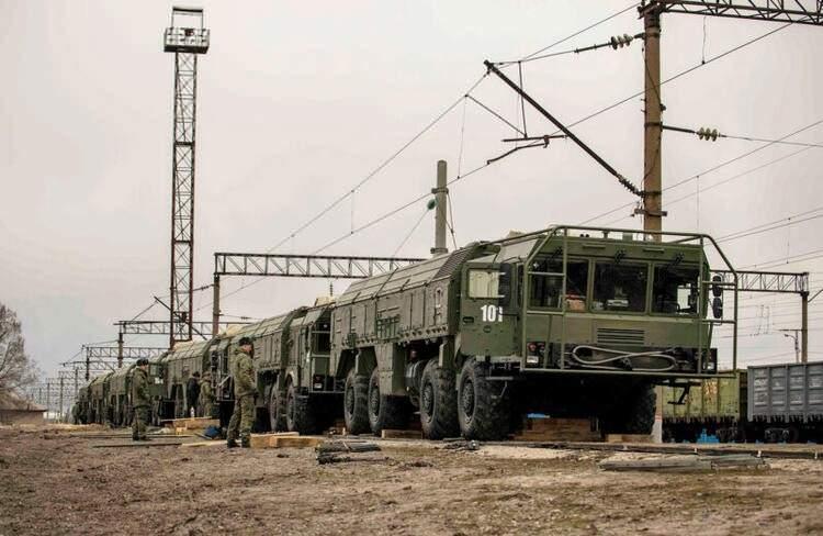 <p>Ukrayna medyası ise, Rus ordusunun sınır hattındaki Voronezh kentine İskender balistik füze sistemi konuşlandırdığını duyurdu. Sınıra 175 kilometre mesafedeki şehre getirilen füzeler, Ukrayna'ya karşı topyekun bir savaş hazırlığı olarak yorumlandı.</p>
<p> </p>