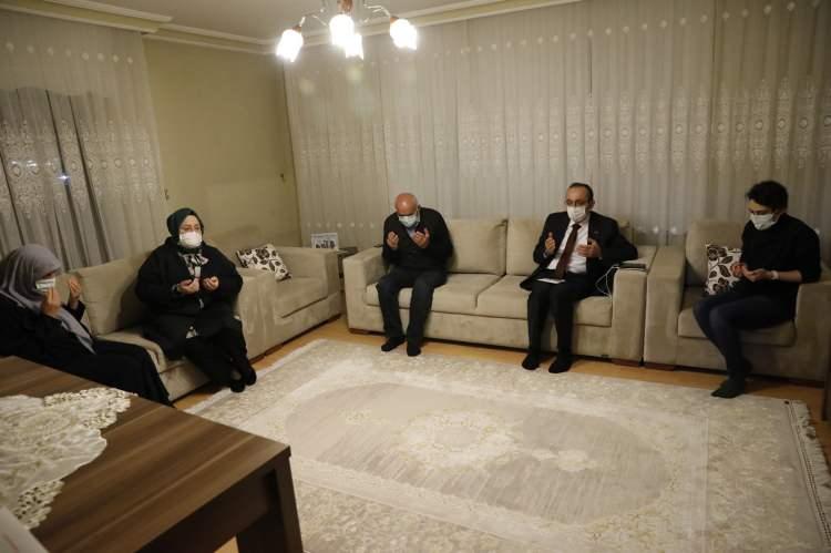 <p>Bakan Selçuk, iftar sonrası Çolak çifti ile çay içip sohbet etti. Sohbet sırasında Gazi Çolak yakınlarının kendisine “Reşat Baba” diye seslendiklerini söyledi.</p>
