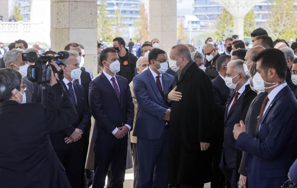 <p>Dün vefat eden eski Başbakanlardan Yıldırım Akbulut son yolculuğuna uğurlandı. Akbulut için ilk tören Türkiye Büyük Millet Meclisi'nde cenaze töreni düzenlendi. Törene Cumhurbaşkanı Erdoğan ve çok sayıda siyasi katıldı.</p>

<p> </p>
