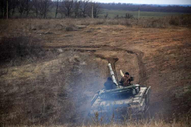 <p>Bölgede askeri hareketlilik devam ederken Ukrayna ordusu bölgede tank talimi gerçekleştirdi.</p>

<p> </p>

