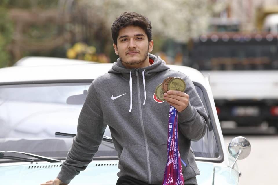 <p>Rusya’nın başkenti Moskova’da düzenlenen Avrupa Halter Şampiyonası’nda koparmada bronz, silkmede ve toplamda altın madalya kazanan milli sporcu Muhammed Furkan Özbek, Tokyo Olimpiyatları’na katılıp, madalya almayı hedefliyor.</p>

<p> </p>
