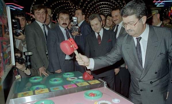 <p><strong>Türkiye'de ekonomik, siyasal ve toplumsal alanlarda birçok yeniliğe imza atan 8. Cumhurbaşkanı Turgut Özal'ın vefatının üzerinden 28 yıl geçti.</strong></p>

<p> </p>
