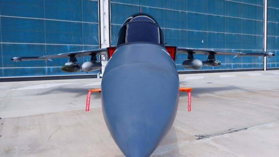 <p>Proje kapsamında 2 farklı prototip üretmeyi hedeflediklerini belirten Çopur, "Nihai montaj faaliyetlerimize bu yılın son çeyreğinde başlayıp 2022 son çeyreğinde de tamamlanmış, yer testlerini icra edebileceğimiz, iniş takımları üzerinde olan, motor çalıştırabileceğimiz prototip uçağımızı gösteriyor olacağız. 2022 yılının son çeyreğinde de yer testlerimizi yapıp aralık sonu itibarıyla da ilk uçuşumuzu icra etmeyi hedefliyoruz" dedi.</p>
