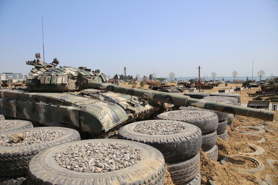 <p>Açılışı dün Cumhurbaşkanı İlham Aliyev tarafından gerçekleştirilen "Savaş Ganimetleri Müzesi"nde savaşta imha edilen veçalışır durumda ele geçirilen tanklar, zırhlı araçlar, top ve füze sistemleri, personel taşıyıcılar ve diğer araçlar sergileniyor.</p>

<p> </p>
