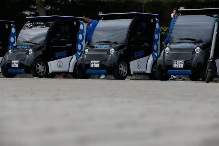 <p>Koçbay, "Trafikte hiç sorun yaşamıyorum. Araç küçük olduğu için park sıkıntısı da yaşamıyorsunuz. Otomobil gibi olduğu için güvenli de hissediyorum. Beğendiğim için arkadaşlarıma da tavsiye ettim." diye konuştu.</p>