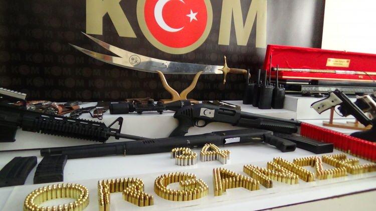 <p>İstanbul Organize Suçlarla Mücadele Şube Müdürlüğü ekiplerince 9 Nisan’da İstanbul, Ankara, Hatay, Konya, Sakarya, Trabzon ve Kocaeli illerinde gerçekleştirilen operasyonlarda ele geçirilen 4’ü kurusıkı olmak üzere 20 tabanca, 9 şarjör, 3 av tüfeği, kılıç ve bıçaklardan oluşan delici ve kesici 54 alet, 2 balistik yelek, çeşitli çapta bin 270 mermi, 332 kartuş, 8 polis telsizi ve bir adet uzun namlulu silah dürbünü ile birlikte çok sayıda çek-senen sergisi yapıldı.</p>
