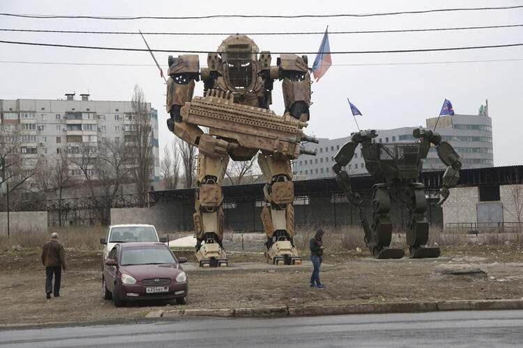 <p>AP'nin geçtiği karelerde, Rus yanlılarının kontrolündeki Donetsk'te Trarnsformers'tan fırlayan dev robotlar göze çarpıyor. Sokaklarda ise günlük hayatın sıradan şekilde devam ettiği görüldü.</p>
<p> </p>