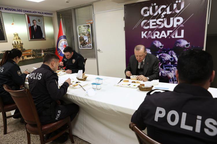 <p>Türkiye Cumhurbaşkanı Recep Tayyip Erdoğan, Üsküdar Çengelköy Polis Merkezi'nde iftar yaptı.</p>
