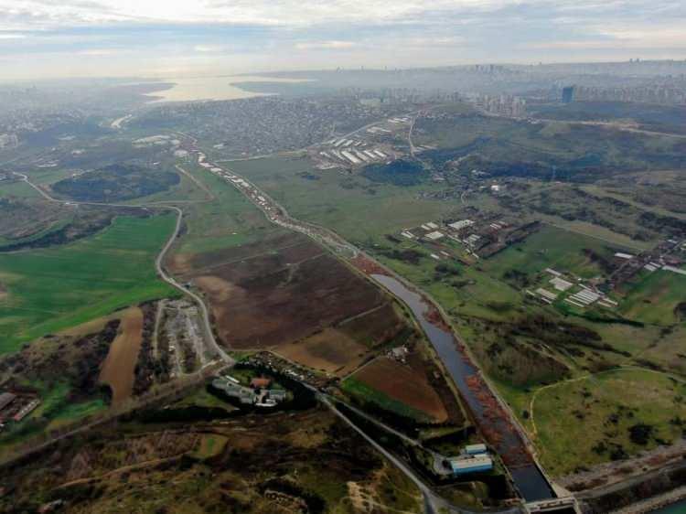 <p><strong>GERÇEK: </strong>İstanbul Boğazı gibi çok tehlikeli bir suyolunda yüksek kaza riski ve uzun bekleme süreleri ile geçmeye çalışan büyük tonajlı gemilerin önemli bir bölümü, geçişin daha hızlı ve güvenli olacağı Kanal İstanbul’u tercih edecektir.</p>

<p> </p>
