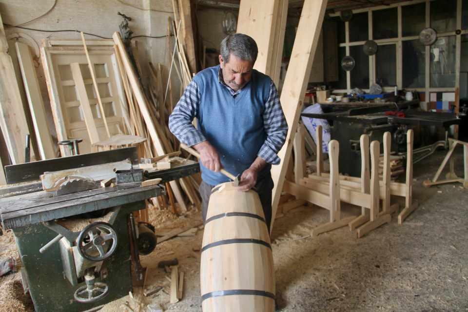 <p>Tüm Ağrı bunu benden alıyor. Türkiye’nin dört bir tarafına gönderiyorum ben. İranlılara bile sattım. Sipariş usulü de çalışıyorum hazırlayıp atölyeme de koyuyorum. Haftada 6 tane yapıyorum.” ifadelerine yer verdi.</p>
