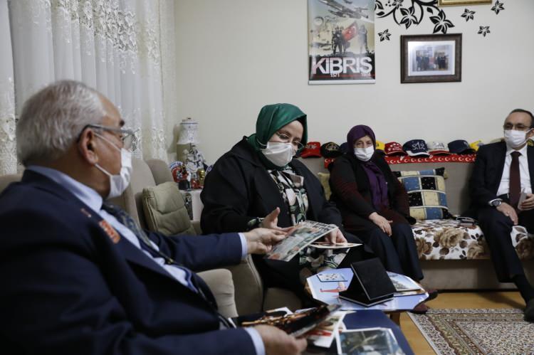 <p>Bakan Selçuk sonrasında Irak’ın kuzeyinde şehit olan Piyade Komando Yüzbaşı Burak Coşkun’un babaevini ziyaret etti.</p>
