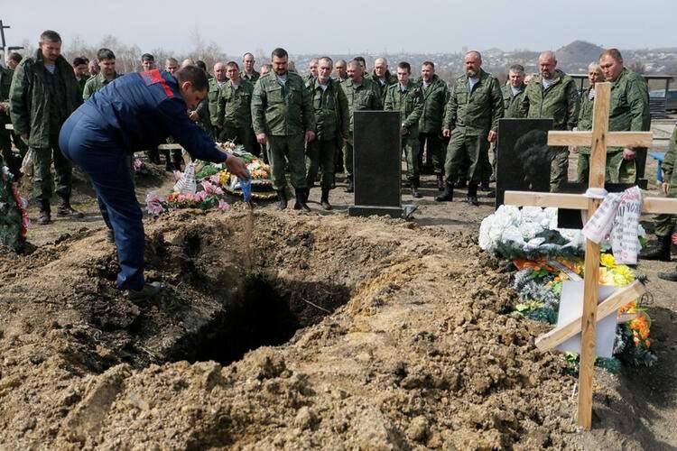 <p>Reuters haber ajansı ise, yine ayrılıkçıların bölgesi Stakhanov (Kadiivka)'da cephedeki çatışmalarda ölen bir milisin cenazesine objektifini çevirdi. Milisin tabutunda Rusya bayrağı vardı.</p>
<p> </p>