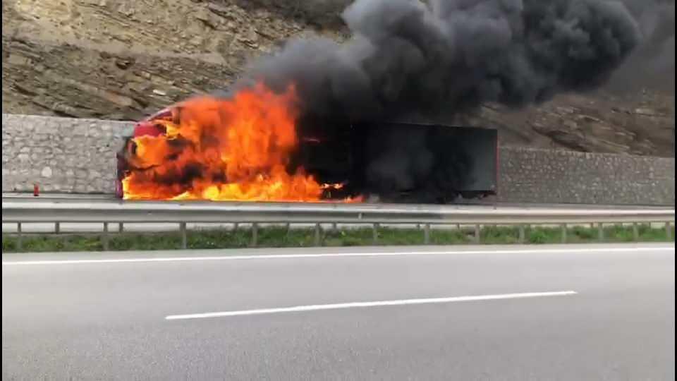 <p>Yangın, Samsun'un Kavak ilçesi Samsun Ankara karayolu 33. kilometresi Çakallı Boğaziçi mevkisinde meydana geldi. Edinilen bilgiye göre, Tacikistan'dan yüklediği 600 bin lira değerindeki pamukları Gaziantep'e götüren Tacikistan uyruklu Rustamjon Partobov idaresindeki 999 8399KK02 çekici plakalı, buna takılı 02 AA2232 plakalı yarı römork Samsun’dan Kavak istikametine seyir halindeyken yangın çıktı. </p>
