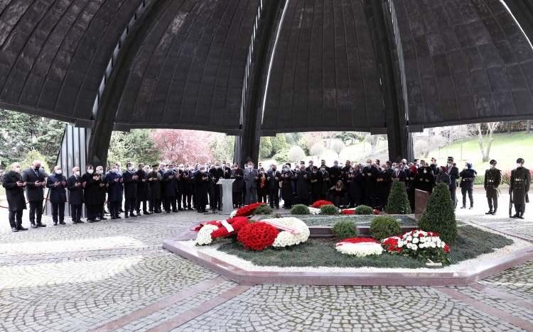 <p>Törende Cumhurbaşkanı Erdoğan, Semra Özal ile kısa bir süre sohbet etti, Özal'ın mezarına çelenk bıraktı ve dua etti. Daha sonra İstanbul İl Müftüsü Mehmet Emin Maşalı Özal'ın mezarında Kuran okudu. Ardından Erdoğan kürsüye geçerek Kuran okudu.<br />
Tören sonrasında kısa bir açıklama yapan Semra Özal, "28 senedir bomboş bir dünyada yaşıyorum" dedi. Erdoğan daha sonra merhum başbakanlardan Adnan Menderes'in de anıt mezarını ziyaret etti. <br />
 </p>
