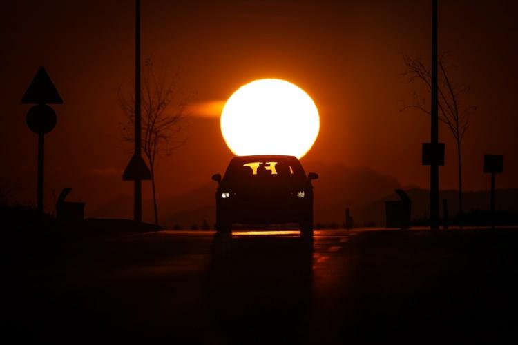 <p>Van'ın Edremit ilçesinde gün batımı sırasında oluşan kızıllık ve trafikteki araçların siluetleri güzel görüntü oluşturdu.</p>

<p>​</p>

