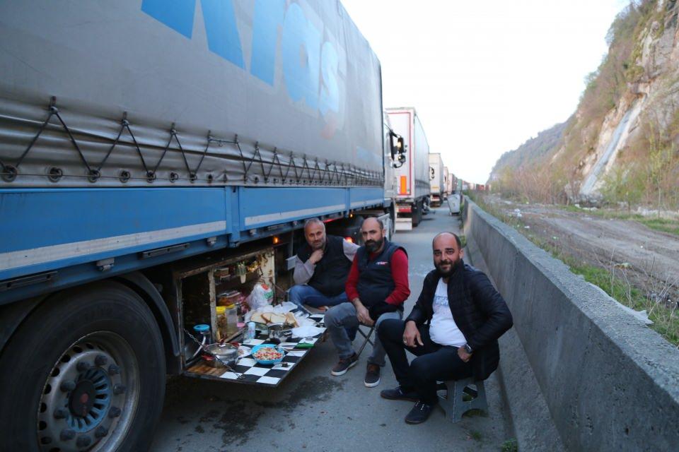 <div>Tır kuyruğu bu kez Ramazan ayına denk gelince, sürücüler oruçlarını karayolunda açmak zorunda kaldı. Korona virüs tedbirleri kapsamında restoran ve kafelerde kapatılınca, sürücüler araçlarında kendi imkanlarıyla hazırladıkları yemeklerle iftar sofrası kurup oruçlarını açtılar.</div>

<div> </div>

<div>“Dün evimde orucumu açtım bugün nasıp böyleymiş”</div>

<div>Tır kuyruğunda Karadeniz türküsü söyleyerek iftar hazırlığı yapan tır şoförü Emre Kaşıkçı (33), ”İftar öncesi hazırlığımız yaptık. Diğer arkadaşlarla kendi imkanlarımızda ortak bir iftar masası hazırladık. Dün evimde orucumu açtım bugün nasıp böyleymiş, yarın kim bilir nerede açacağım” dedi.</div>

<div> </div>

<div> </div>
