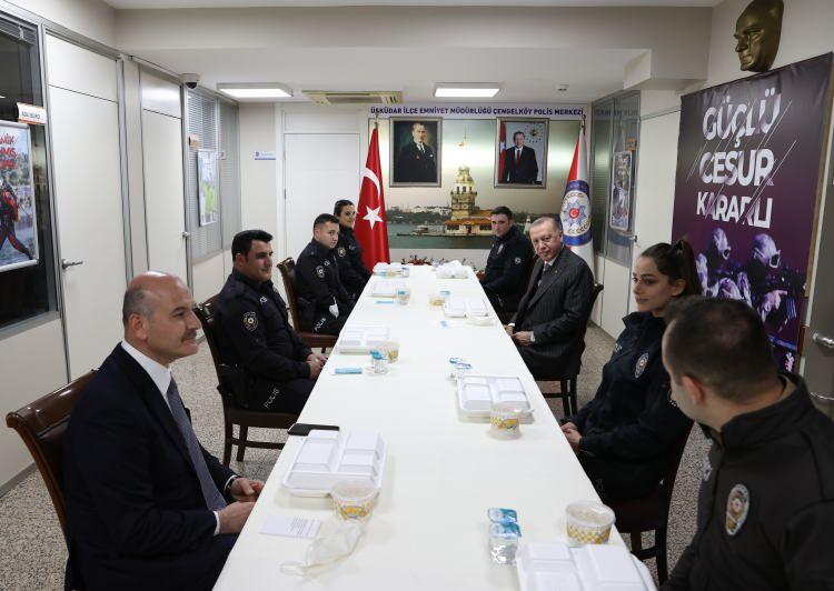 <p>Cumhurbaşkanı Erdoğan, çalışmalarını sürdürdüğü Vahdettin Köşkü'nden iftar saatinde Üsküdar İlçe Emniyet Müdürlüğü Çengelköy Polis Merkezi'ne geçti.</p>

<p> </p>
