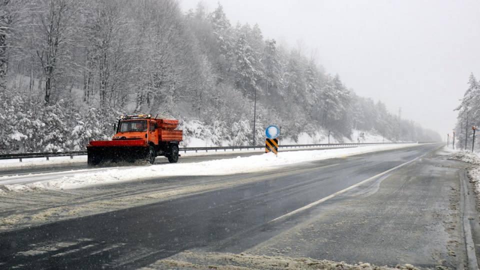 <p>Sürücülerden kar yağışına karşı dikkatli olmalarını isteyen trafik ekipleri, yakın takip, hatalı sollama ve aşırı hız yapılmaması, trafik işaretçilerine uyulması konusunda uyarılarda bulundu.</p>

