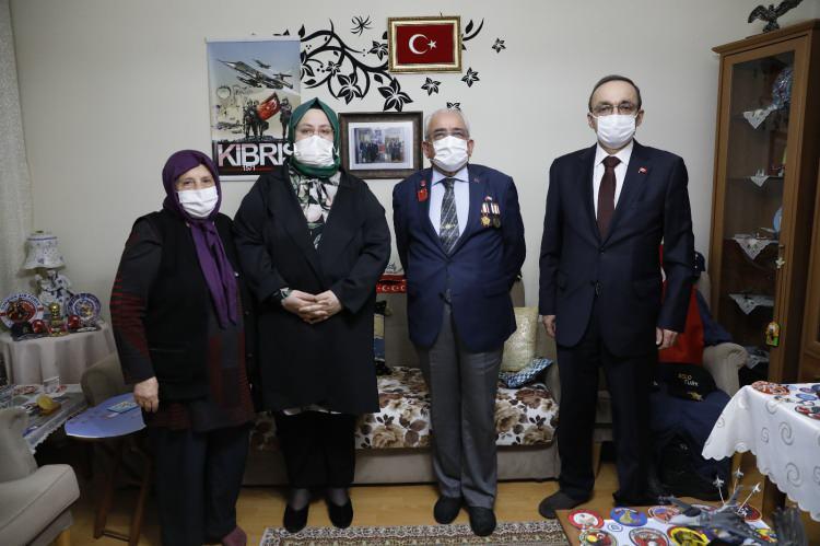 <p>Şehit Yakınları ve Gaziler Genel Müdürü Selim Çelenk’in de eşlik ettiği ziyaretler şehitlerimizin ruhuna okunan dualarla son buldu.</p>