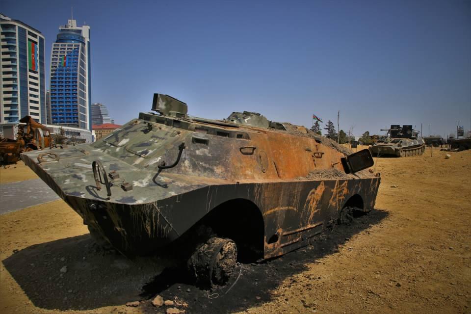 <p>Alanda, T-72 tanklarından BMP Zırhlı araçlarına, Zastava M-55 uçaksavarlarından Gvozdika kundağı motorlu toplarına, Toçka-U ve Smerç füzelerine kadar Ermenistan ordusunun kullandığı her türlü araç ve silahı görmek mümkün.</p>

<p> </p>
