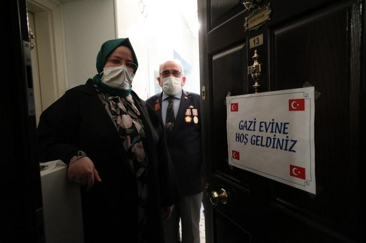 <p>Aile, Çalışma ve Sosyal Hizmetler Bakanı Zehra Zümrüt Selçuk, Ramazanın dördüncü iftarında Ankara Aydınlıkevler’de oturan 86 yaşındaki Kıbrıs Gazisi Reşat Çolak’ın evine misafir oldu.</p>
