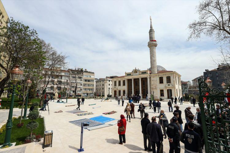 <p>Bakan Ersoy'un yanı sıra Kültür ve Turizm Bakan Yardımcısı Ahmet Misbah Demircan, Vakıflar Genel Müdürü Burhan Ersoy, İstanbul İl Kültür ve Turizm Müdürü Coşkun Yılmaz, İstanbul Müftüsü Prof. Dr. Mehmet Emin Maşalı, Vakıflar İstanbul 1. Bölge Müdürü Hayrullah Çelebi ve Şişli Kaymakamı Ali Fuat Türkel de namazda saf tuttu.</p>
