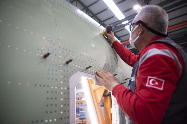<p>Yeni nesil A320 ailesi içinde Section 18 kısmının tek kaynak üretici olan TUSAŞ, ilk etapta 5 uçaklık setin üretimini tamamlayıp sevkiyatını gerçekleştirecek.</p>
