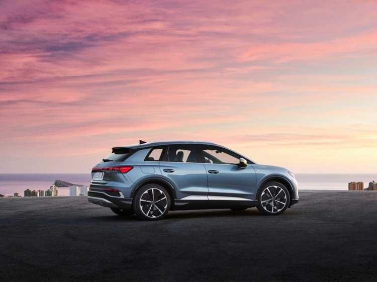 <p>Q4 40 e-tron versiyonuda da 1 elektrik motoru yer alıyor. Model, 204 beygir güç ve 310 Nm tork değerlerine sahip. 77 kWh batarya yer alan araç 520 kilometre menzil vadediyor.</p>
